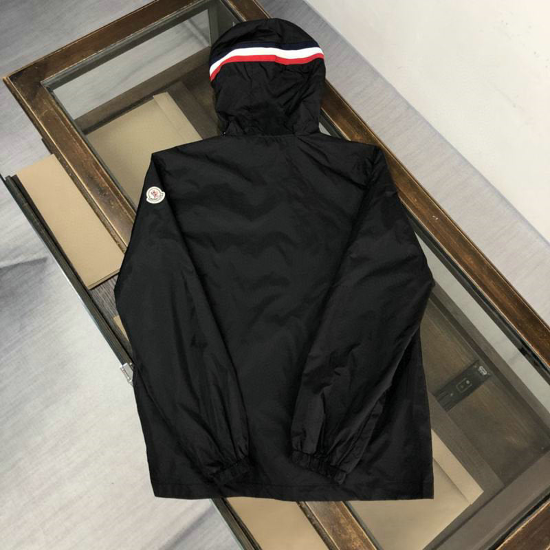 Les vestes Moncler allient élégance et modernité. Leur design sophistiqué et leurs matériaux haut de gamme en font un choix incontournable.pas cher.le moins cher.