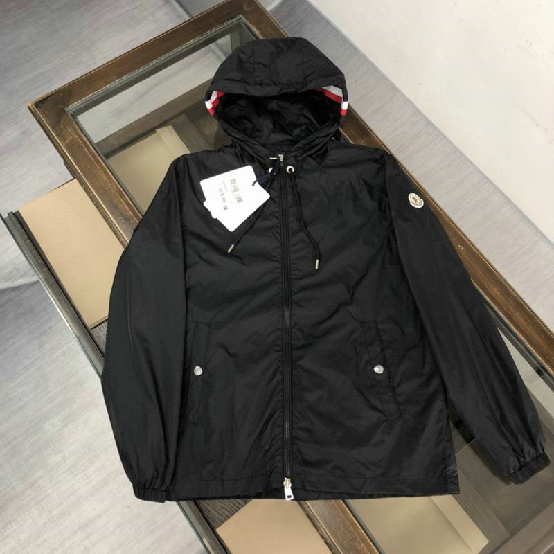 Les vestes Moncler allient élégance et modernité. Leur design sophistiqué et leurs matériaux haut de gamme en font un choix incontournable.pas cher.le moins cher.