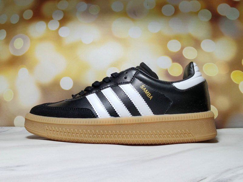 Les baskets Adidas Gazelle Bolt revisitent un classique emblématique avec une touche contemporaine, alliant style rétro et confort moderne.