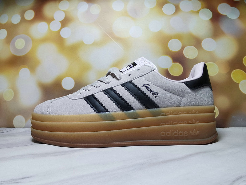 Les baskets Adidas Gazelle Bolt revisitent un classique emblématique avec une touche contemporaine, alliant style rétro et confort moderne.