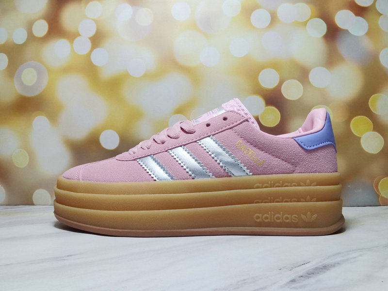Les baskets Adidas Gazelle Bolt revisitent un classique emblématique avec une touche contemporaine, alliant style rétro et confort moderne.