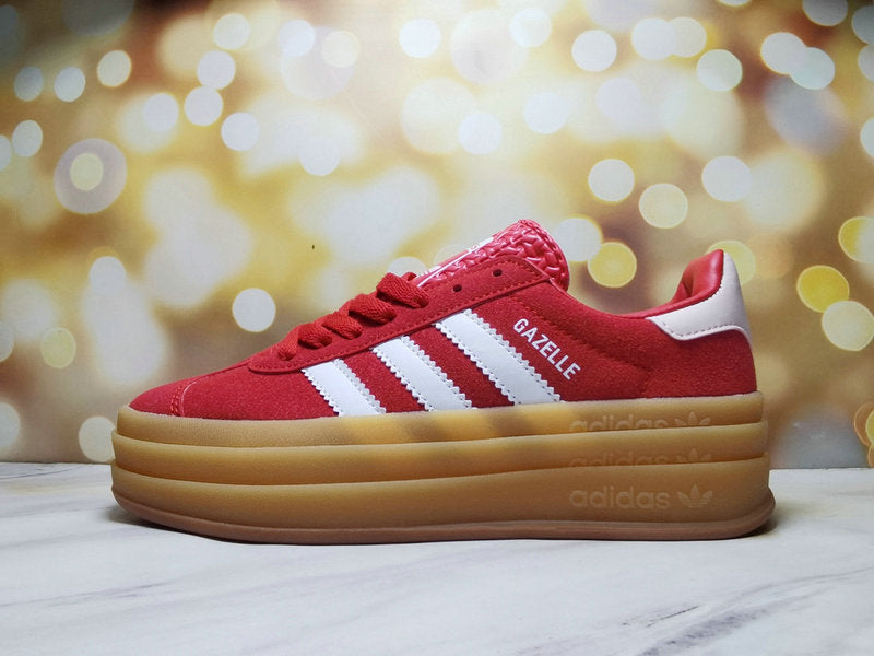 Les baskets Adidas Gazelle Bolt revisitent un classique emblématique avec une touche contemporaine, alliant style rétro et confort moderne.