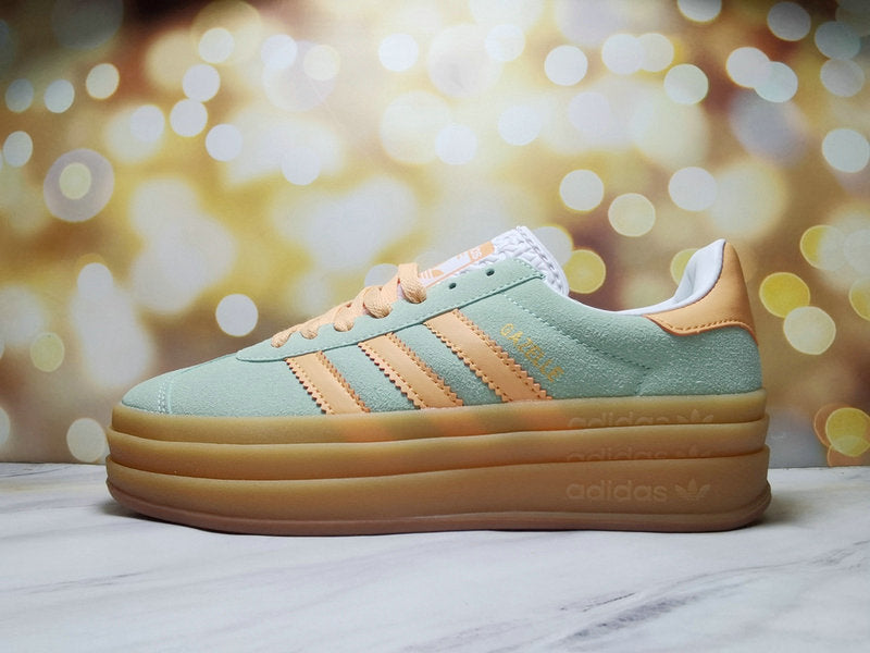 Les baskets Adidas Gazelle Bolt revisitent un classique emblématique avec une touche contemporaine, alliant style rétro et confort moderne.
