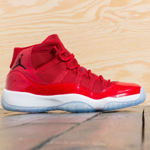 Les Air Jordan 11 Femme permettent de personnaliser votre style tout en bénéficiant d’un confort supérieur.Idéale pour un usage quotidien.