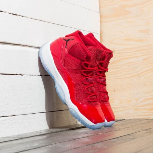 Les Air Jordan 11 Femme permettent de personnaliser votre style tout en bénéficiant d’un confort supérieur.Idéale pour un usage quotidien.