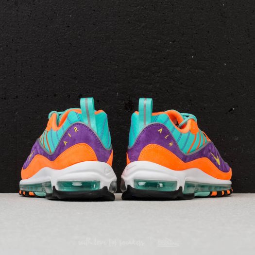 Baskets Nike Air Max 98 Grape sont un témoignage de l'engagement de Nike à combiner style et innovation.