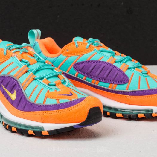 Baskets Nike Air Max 98 Grape sont un témoignage de l'engagement de Nike à combiner style et innovation.