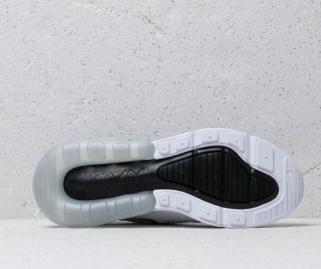 Les baskets Nike Air Max 270 Femme se démarquent par leur esthétique futuriste et leur technologie innovante.