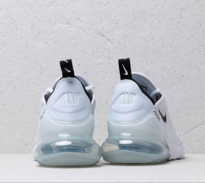 Les baskets Nike Air Max 270 Femme se démarquent par leur esthétique futuriste et leur technologie innovante.