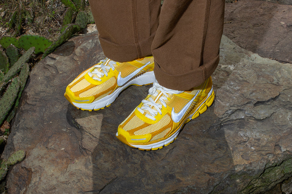 Les baskets Nike Zoom Vomero 5 Varsity Maize Femme allient élégance et performance.