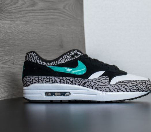 Les baskets Nike Air Max 1 Femme incarnent l’héritage emblématique de la marque Nike, combinant un design intemporel avec des touches modernes.
