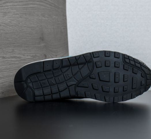 Les baskets Nike Air Max 1 Femme incarnent l’héritage emblématique de la marque Nike, combinant un design intemporel avec des touches modernes.