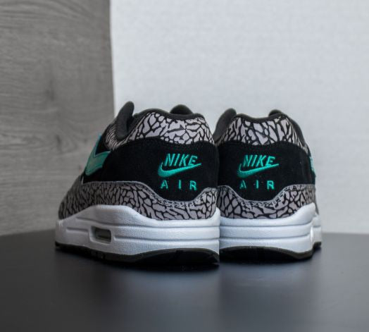 Les baskets Nike Air Max 1 Femme incarnent l’héritage emblématique de la marque Nike, combinant un design intemporel avec des touches modernes.