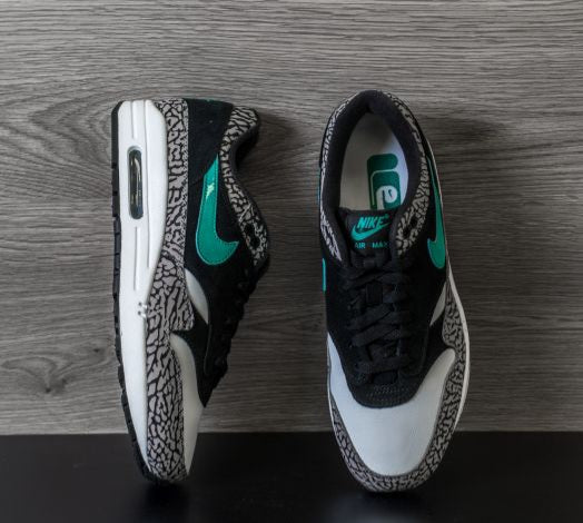 Les baskets Nike Air Max 1 Femme incarnent l’héritage emblématique de la marque Nike, combinant un design intemporel avec des touches modernes.