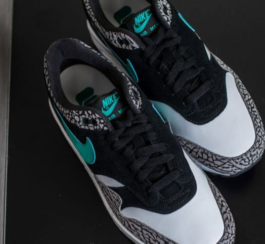 Les baskets Nike Air Max 1 Femme incarnent l’héritage emblématique de la marque Nike, combinant un design intemporel avec des touches modernes.