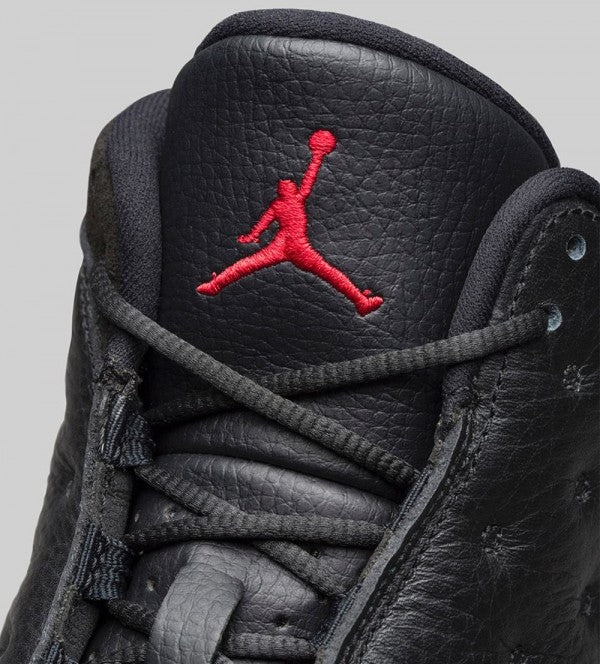 Les  baskets  Air Jordan 13 "Love & Respect" (Black and White) Femme permettent de personnaliser votre style tout en bénéficiant d’un confort supérieur.