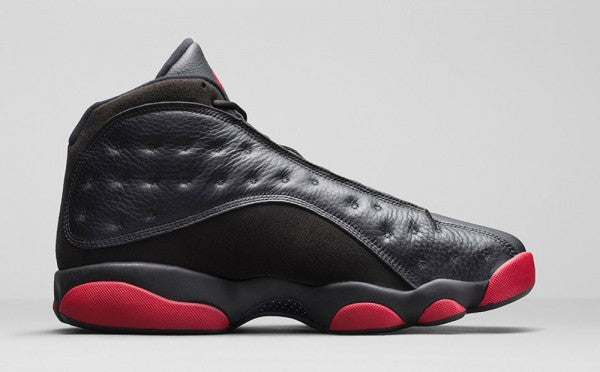 Les  baskets  Air Jordan 13 "Love & Respect" (Black and White) Femme permettent de personnaliser votre style tout en bénéficiant d’un confort supérieur.