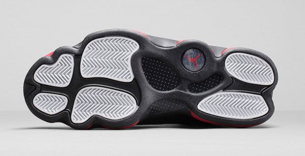Les  baskets  Air Jordan 13 "Love & Respect" (Black and White) Femme permettent de personnaliser votre style tout en bénéficiant d’un confort supérieur.