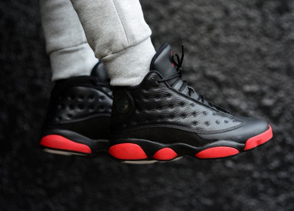 Les  baskets  Air Jordan 13 "Love & Respect" (Black and White) Femme permettent de personnaliser votre style tout en bénéficiant d’un confort supérieur.