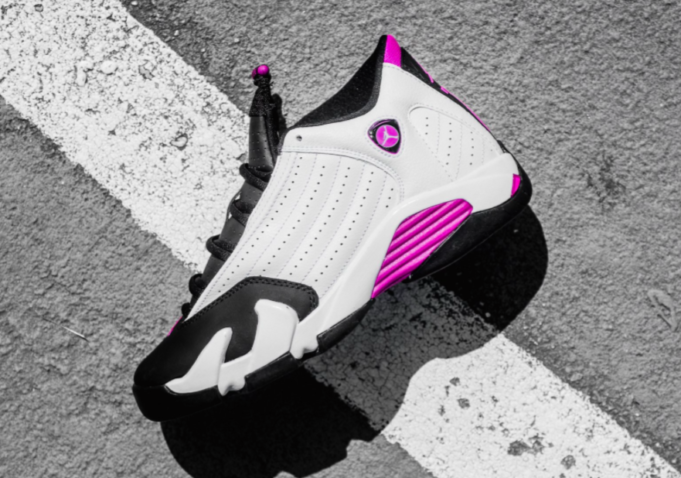 Les baskets Air Jordan 14 "Thunder" Femme permettent de personnaliser votre style tout en bénéficiant d’un confort supérieur.