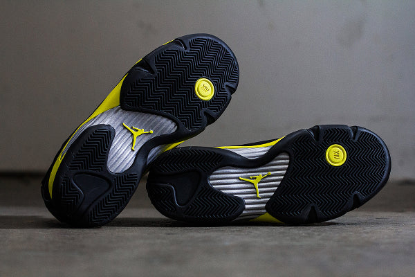 Les Air Jordan 14 "Thunder" Femme permettent de personnaliser votre style tout en bénéficiant d’un confort supérieur.