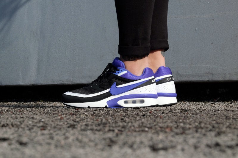 Les baskets Nike Air Max BW Femme, aussi connues sous le nom de "Big Window" en raison de leur bulle d'air plus large, incarnent un style iconique qui traverse les décennies.