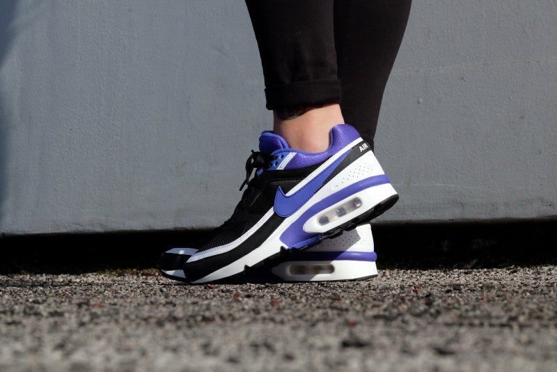 Les baskets Nike Air Max BW Femme, aussi connues sous le nom de "Big Window" en raison de leur bulle d'air plus large, incarnent un style iconique qui traverse les décennies.