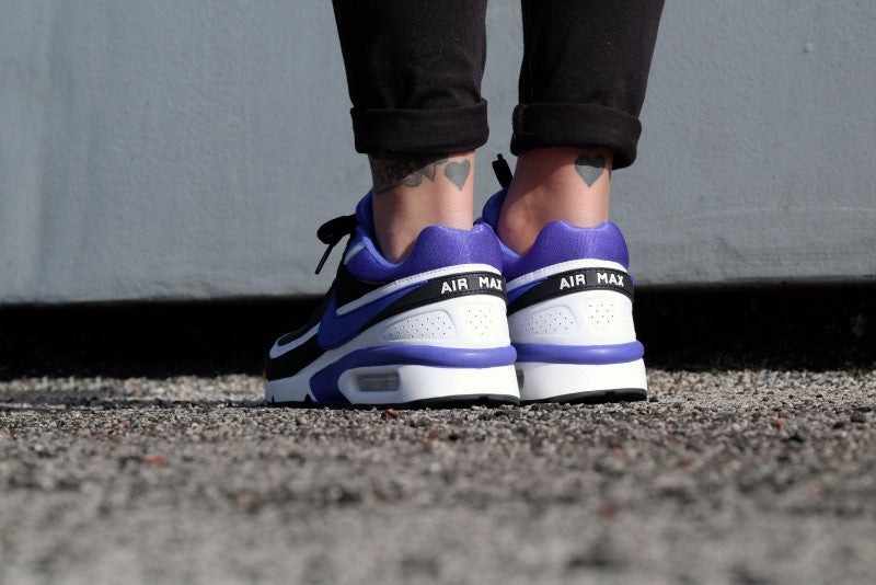 Les baskets Nike Air Max BW Femme, aussi connues sous le nom de "Big Window" en raison de leur bulle d'air plus large, incarnent un style iconique qui traverse les décennies.