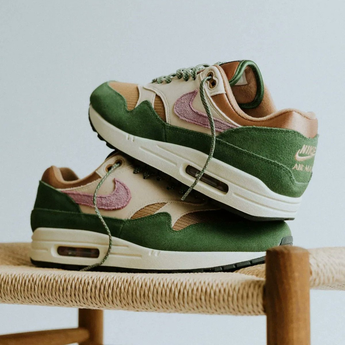 Les baskets Nike Air Max 1 Femme incarnent l’héritage emblématique de la marque Nike, combinant un design intemporel avec des touches modernes.