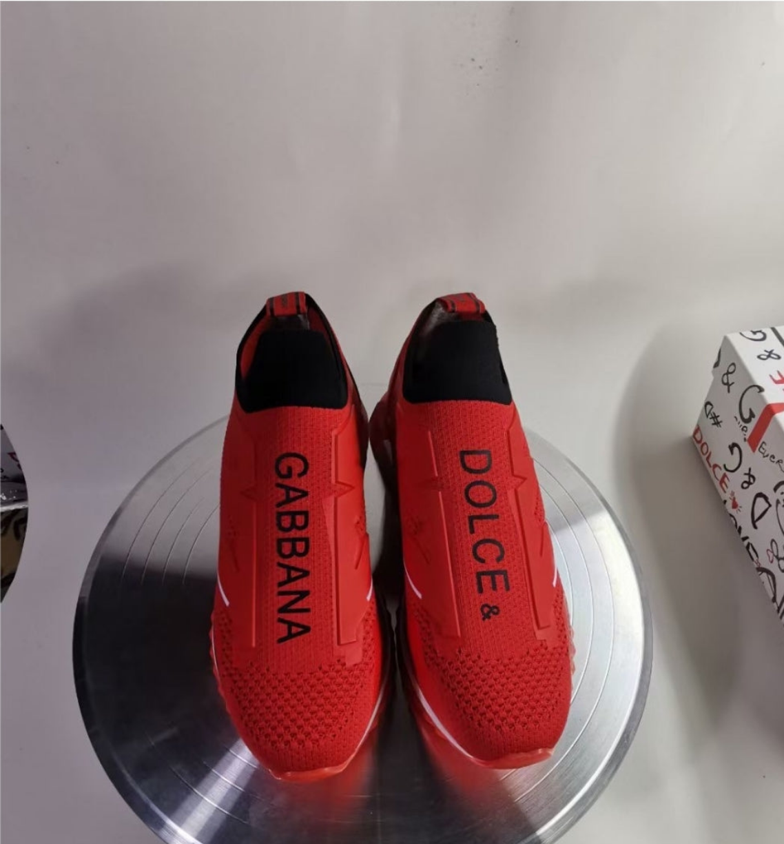 Les baskets sneakers Dolce & Gabbana incarnent un style emblématique et un luxe italien.
 leur design élégant.pas cher . Le moins cher.