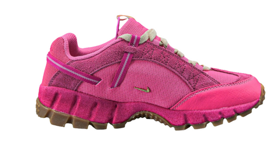 Les baskets Nike Air Humara LX Jacquemus "Pink" Femme sont le fruit d'une collaboration exceptionnelle entre Nike et le créateur Jacquemus.