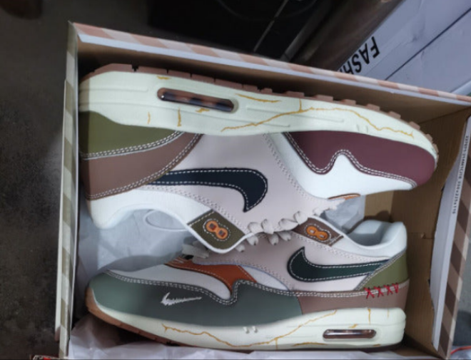 Les baskets Nike Air Max 1 Femme incarnent l’héritage emblématique de la marque Nike, combinant un design intemporel avec des touches modernes.