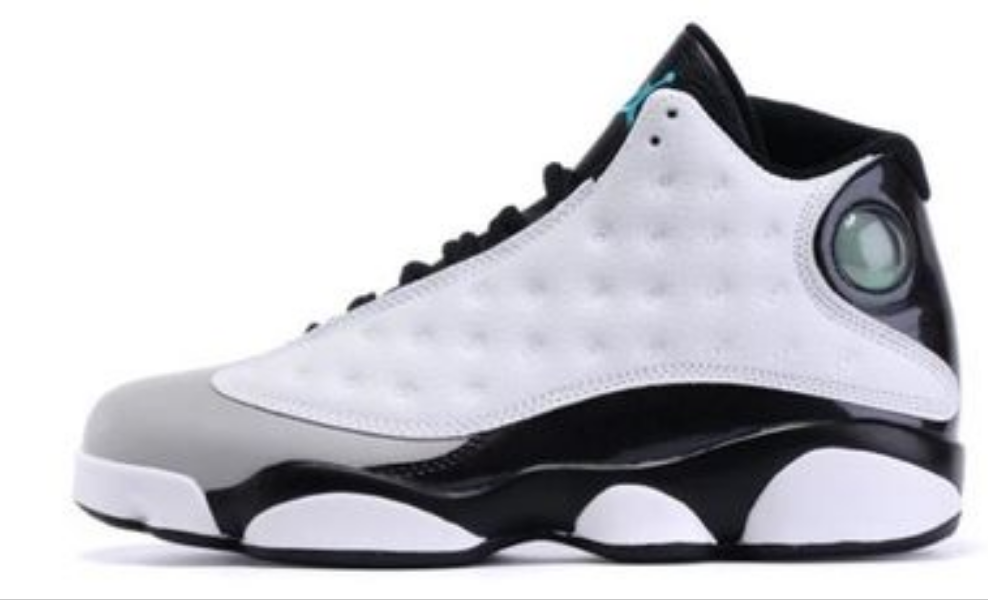 Les  baskets  Air Jordan 13 "Love & Respect" (Black and White) Femme permettent de personnaliser votre style tout en bénéficiant d’un confort supérieur.