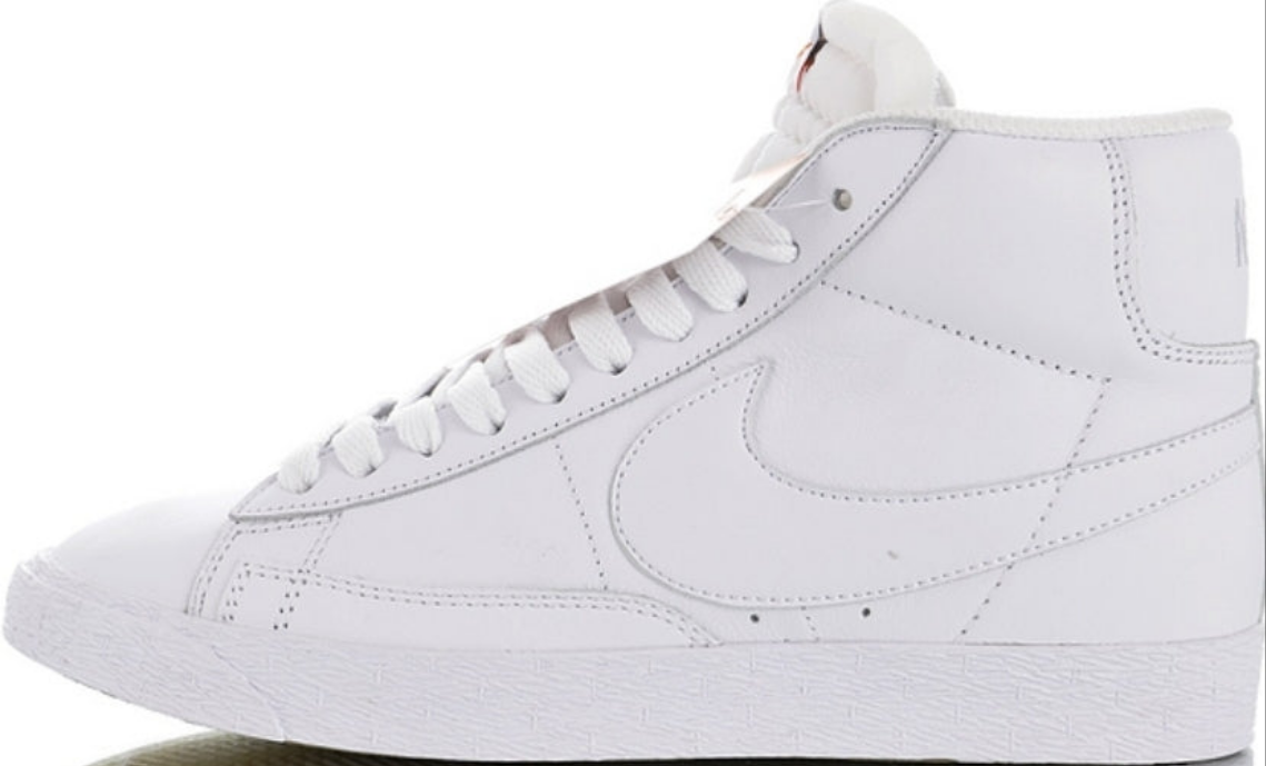 Les baskets Nike Blazer Low combinent un style intemporel et une élégance décontractée. Leur design épuré et leurs matériaux de qualité en font un choix prisé des amateurs de mode.