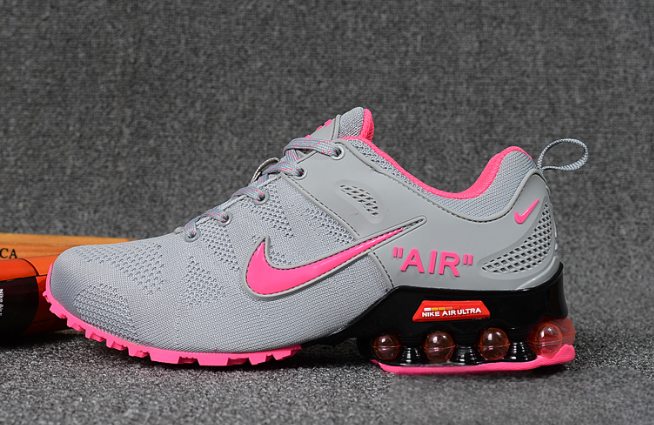 Résultant de l'évolution emblématique de la gamme Nike, les Nike Shox Femme incarnent l'esprit d'innovation et de style de la marque.