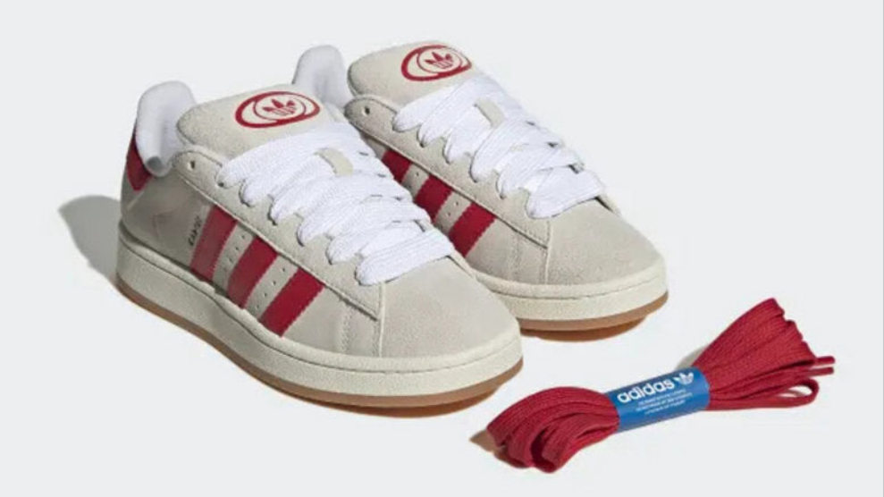 Premièrement : Les baskets adidas Stan Smith, emblématiques et intemporelles. symbolisent le style et la simplicité depuis leur lancement en 1965. Portant le nom du joueur de tennis Stan Smith.