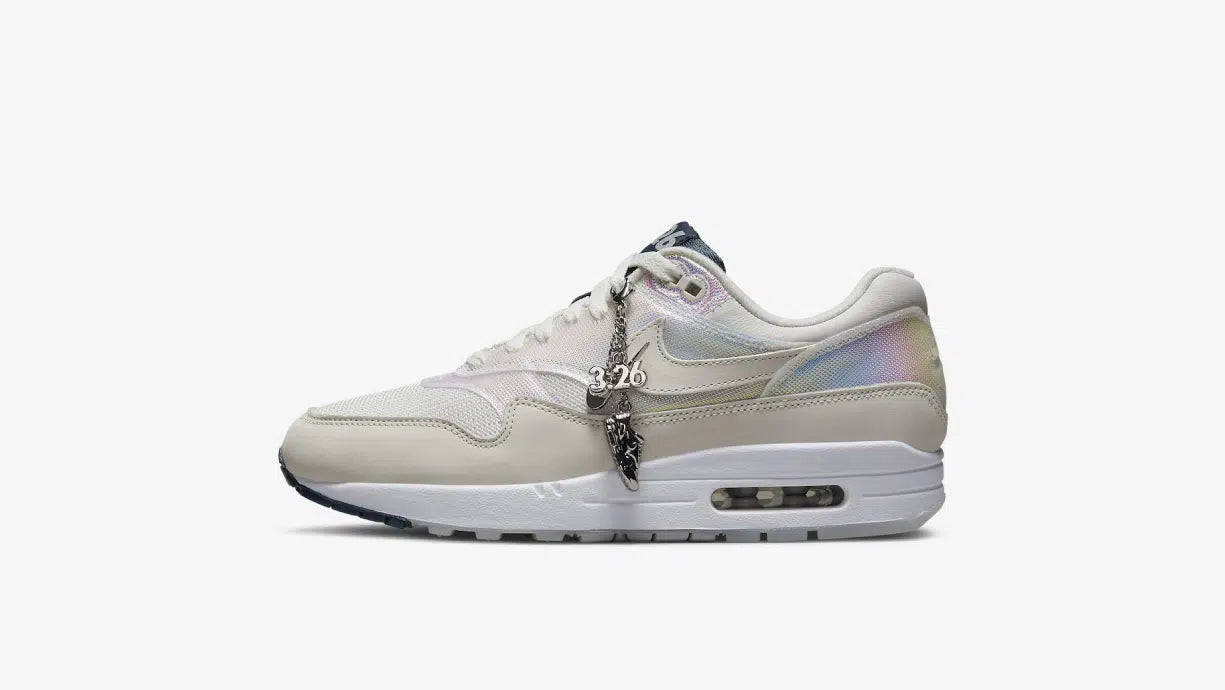 Les baskets Nike Air Max 1 Femme incarnent l’héritage emblématique de la marque Nike, combinant un design intemporel avec des touches modernes.
