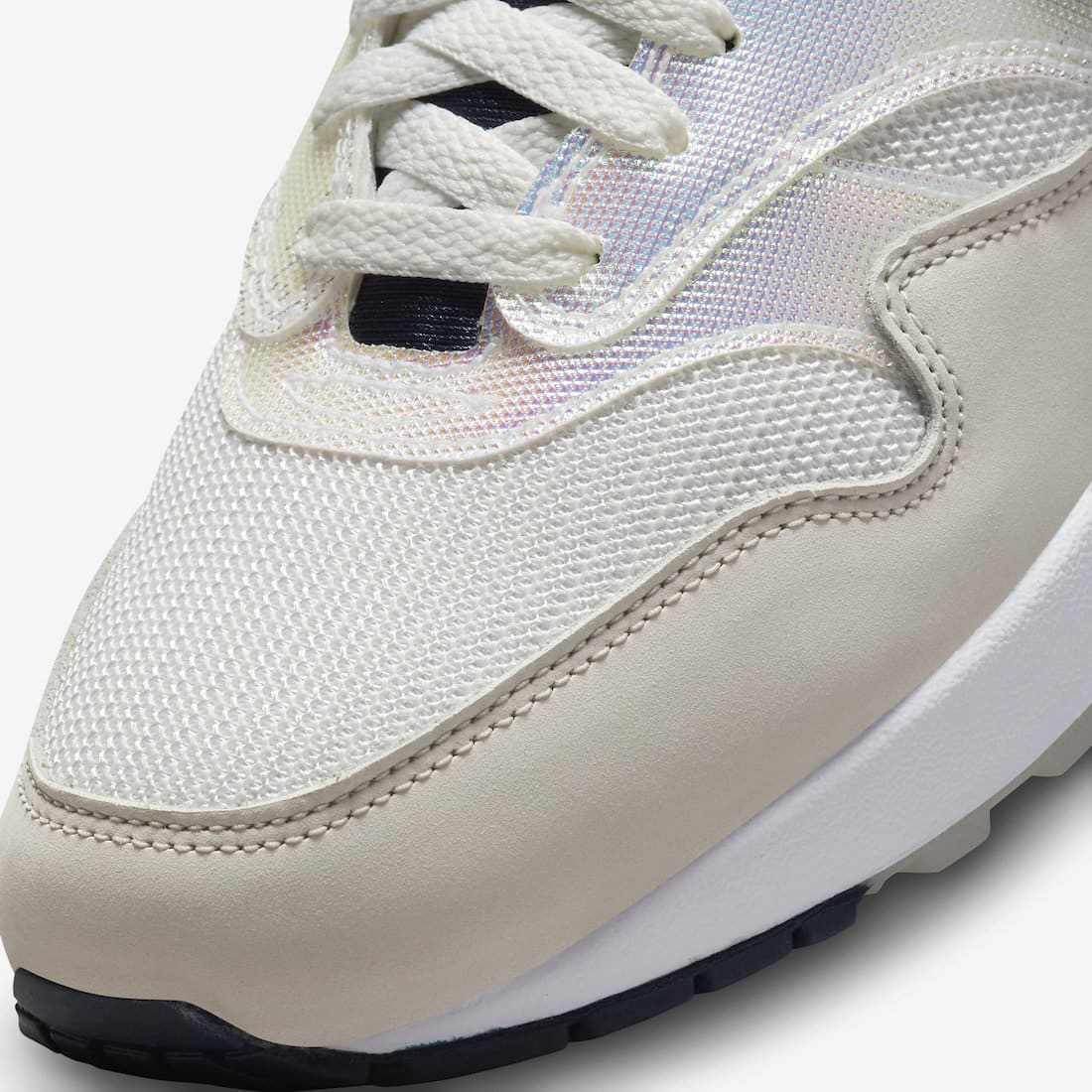 Les baskets Nike Air Max 1 Femme incarnent l’héritage emblématique de la marque Nike, combinant un design intemporel avec des touches modernes.