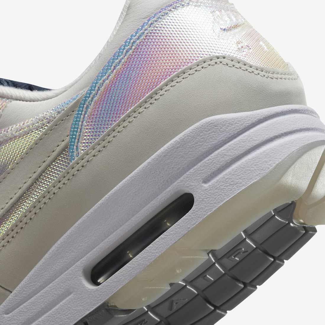 Les baskets Nike Air Max 1 Femme incarnent l’héritage emblématique de la marque Nike, combinant un design intemporel avec des touches modernes.