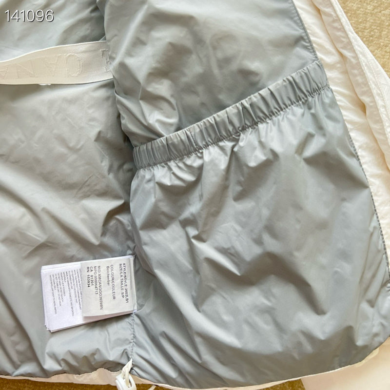 la Doudoune Canada G00se Femme est un témoignage de l'engagement de Canada G00se à combiner style,