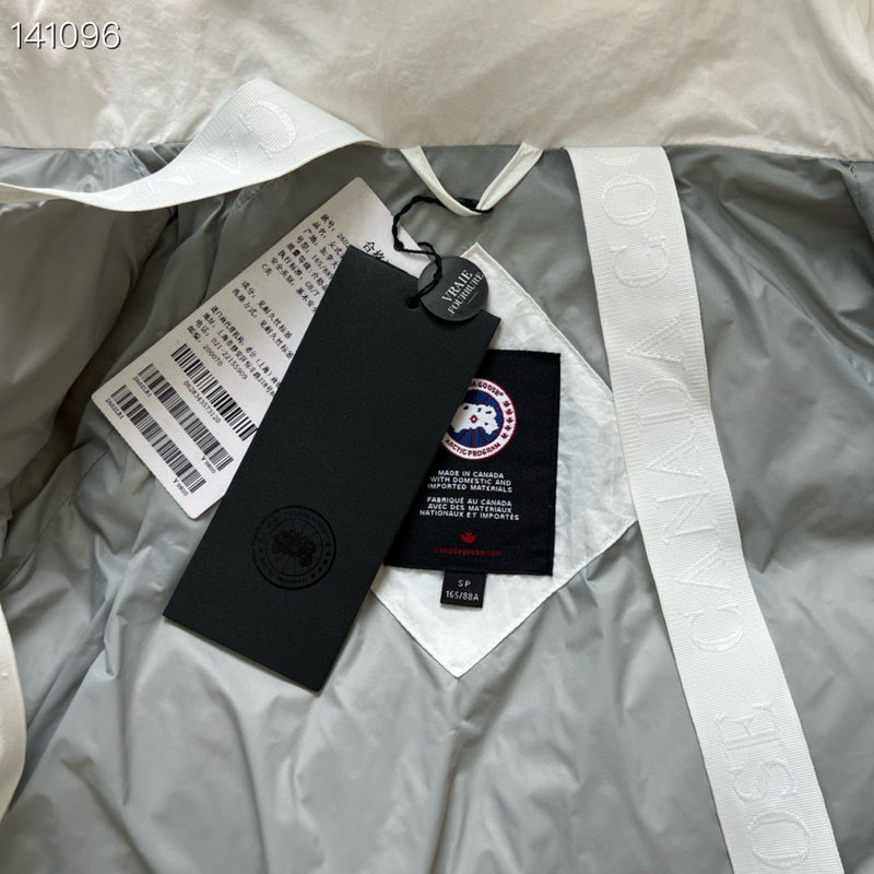 la Doudoune Canada G00se Femme est un témoignage de l'engagement de Canada G00se à combiner style,