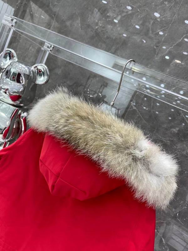 la Doudoune Canada G00se Femme est un témoignage de l'engagement de Canada G00se à combiner style,