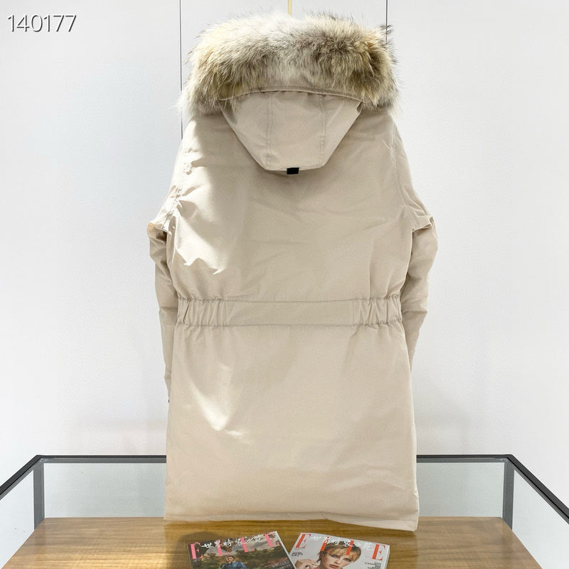 la Doudoune Canada G00se Femme est un témoignage de l'engagement de Canada G00se à combiner style,