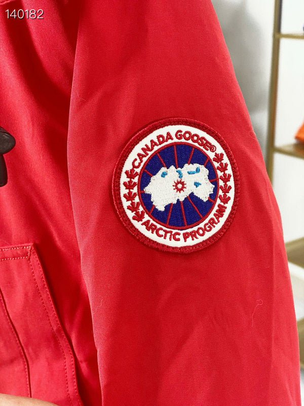 la Doudoune Canada G00se Femme est un témoignage de l'engagement de Canada G00se à combiner style,