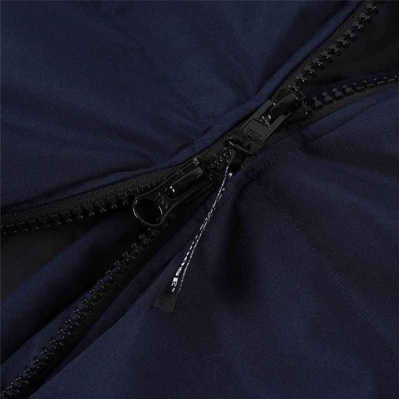 la Doudoune Canada G00se Femme est un témoignage de l'engagement de Canada G00se à combiner style,