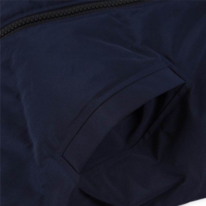 la Doudoune Canada G00se Femme est un témoignage de l'engagement de Canada G00se à combiner style,