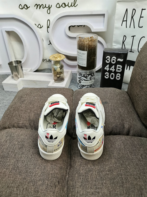 Les baskets Adidas Originals Superstar allient style rétro et confort moderne. Leur silhouette classique à bout et leur emblématique.