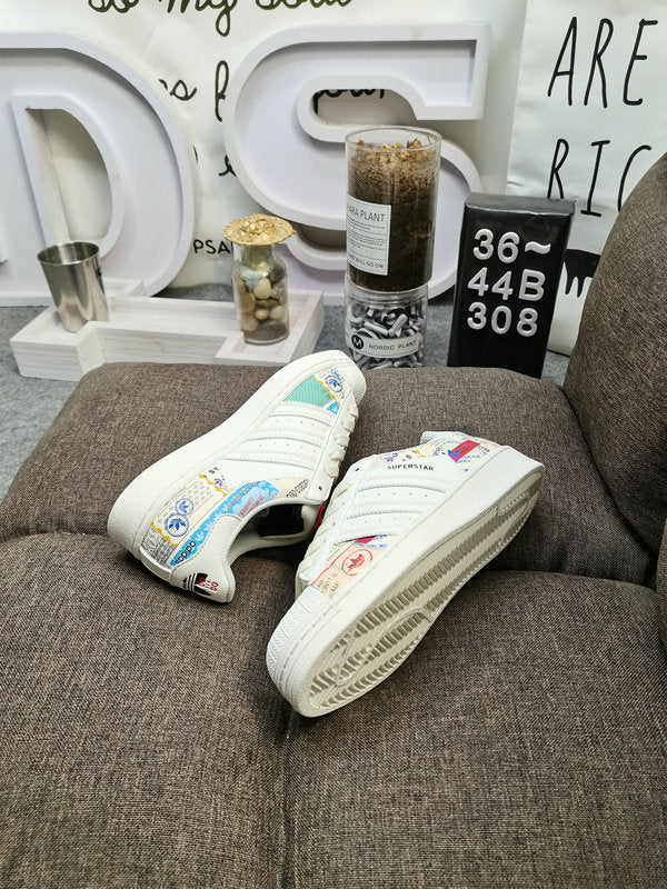 Les baskets Adidas Originals Superstar allient style rétro et confort moderne. Leur silhouette classique à bout et leur emblématique.