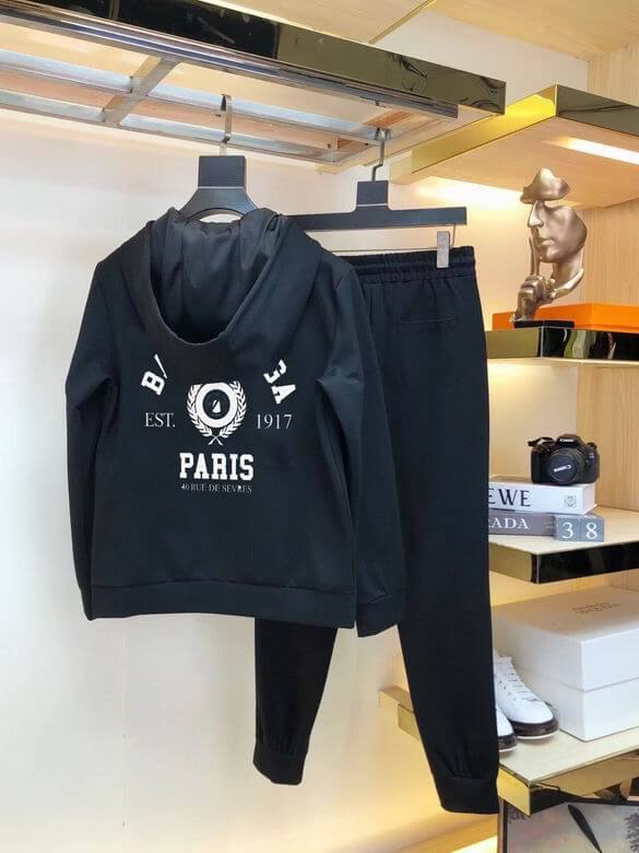 Les ensembles survêtement Balenciaga allient performance et style. Leur design avant-gardiste et leur qualité supérieure. Pas cher. Le moins cher.