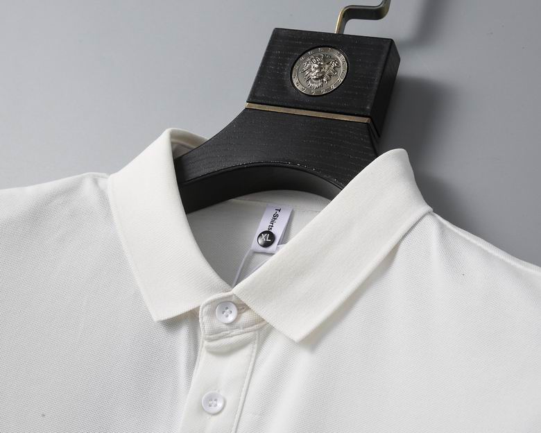 Les polos Armani pour homme reflètent l’élégance raffinée et le savoir-faire emblématique de la maison italienne. Au meilleur prix